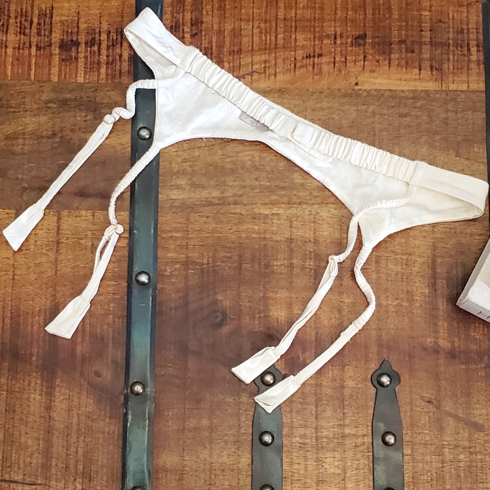 🤍 Victoria's Secret White Floral Garter Belt 🤍 - Picture 11 of 12